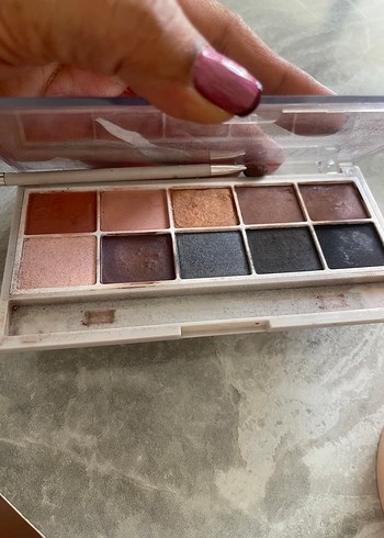 Bej ve Gri Tonlarda Makyaj Ürünleri Seti - Görsel 4