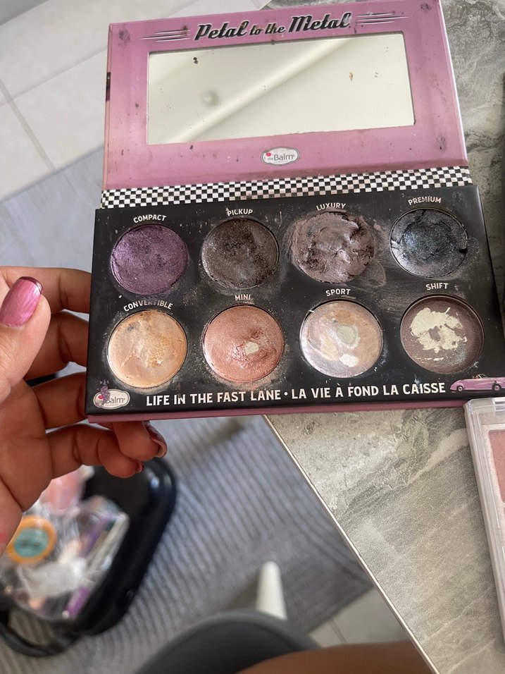 Bej ve Gri Tonlarda Makyaj Ürünleri Seti - Görsel 3