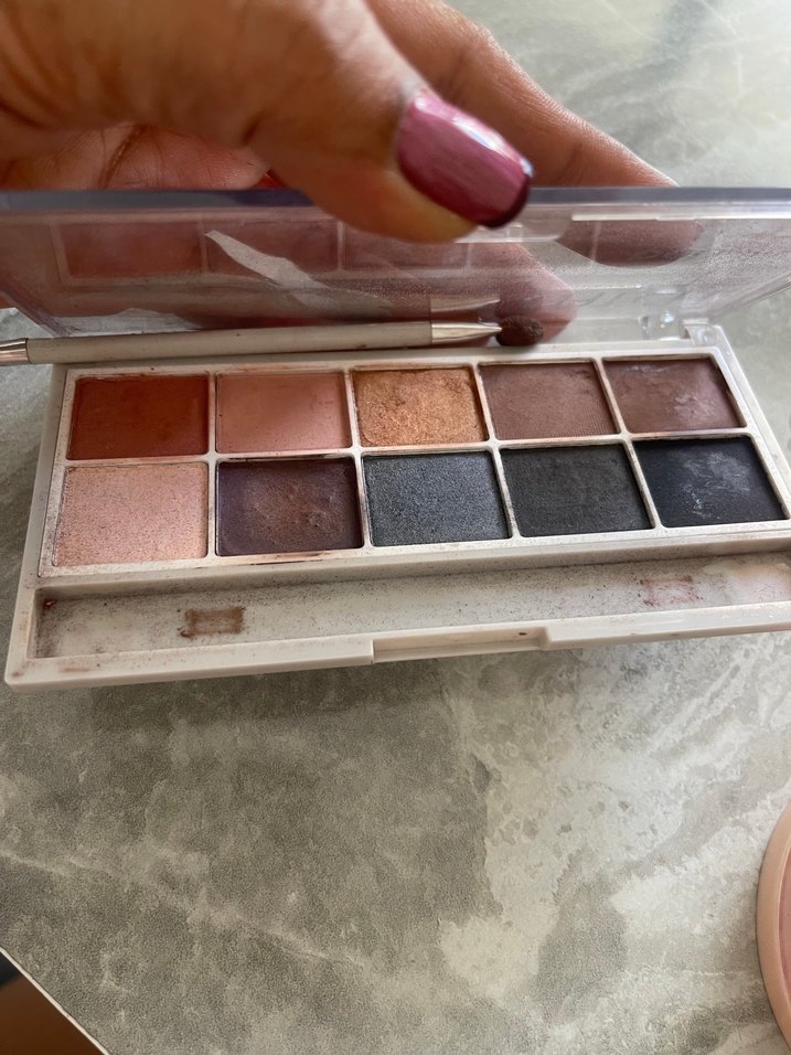 Bej ve Gri Tonlarda Makyaj Ürünleri Seti - Görsel 4