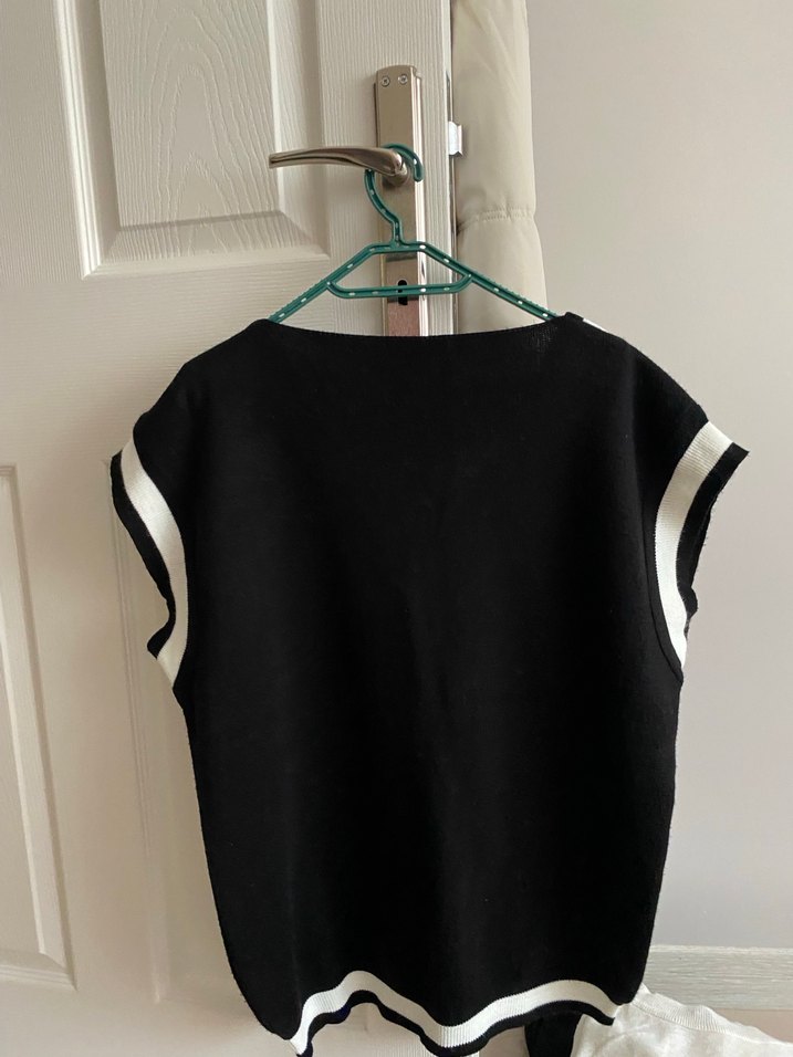 V Yaka Siyah Pamuklu Örgü Süveter - Görsel 2