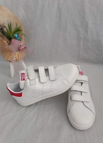 Adidas 33,5 numara kız çocuk ayakkabı.