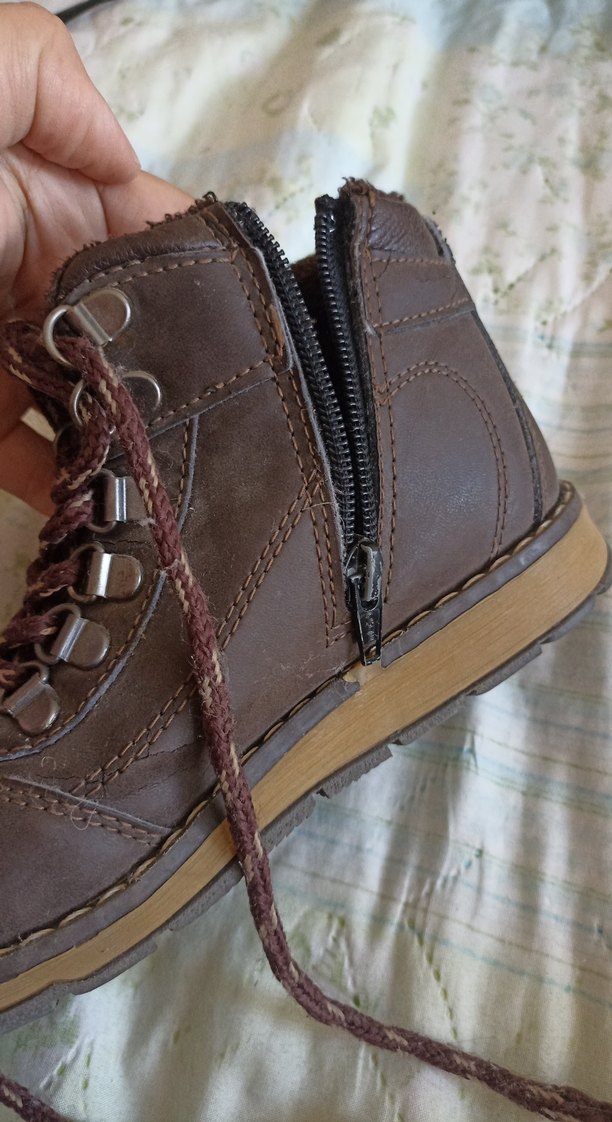 Kahverengi erkek çocuk bot - Görsel 2