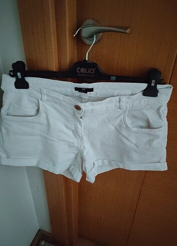 40 Beden beyaz Renk H&m marka 40 beden kısa şort