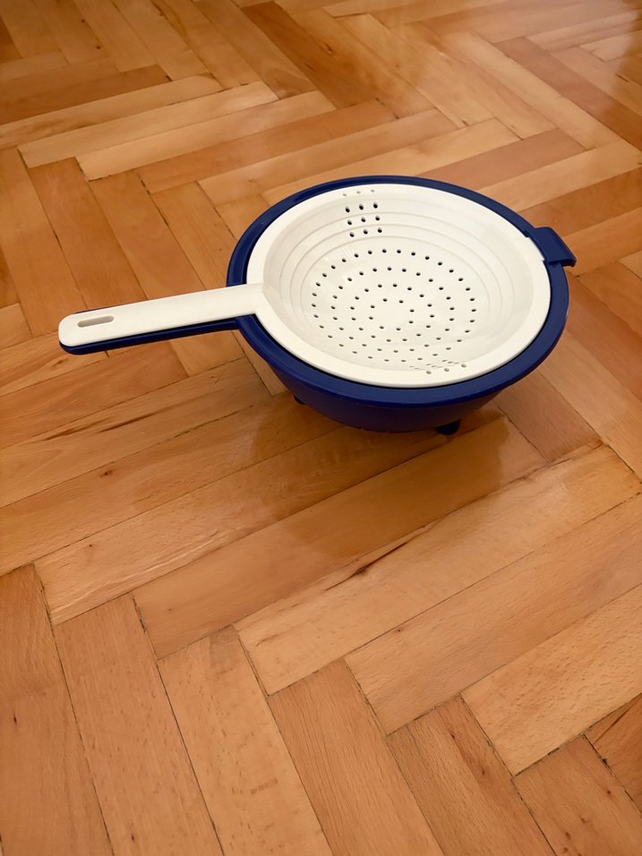 Larcivert beyaz TupperWare süzgeç - Görsel 2