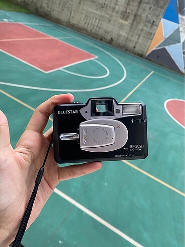analog fotoğraf makinesi ve film