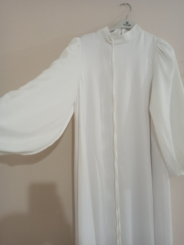 Beyaz Uzun Kollu Yüksek Yakalı Saten Elbise - Görsel 3