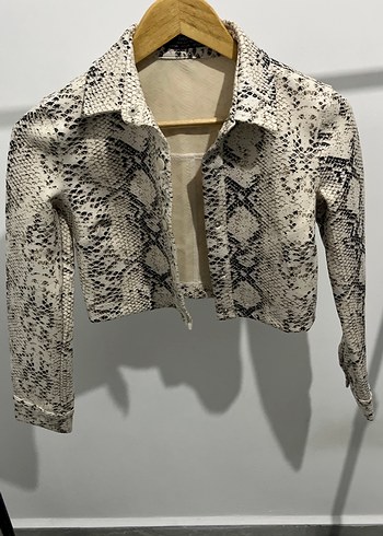 Bershka Yilan Desenli Kisa Ceket Siklik Ve Rahatlik Bir Arada