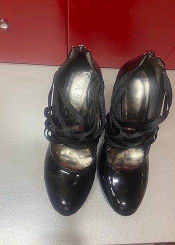 Siyah Bantlı Stiletto Topuklu Ayakkabı