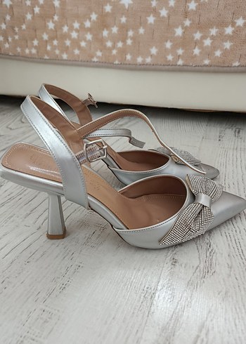 Gri Metalik Tokalı Topuklu Kadın Ayakkabı - Görsel 3