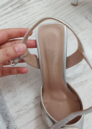 Gri Metalik Tokalı Topuklu Kadın Ayakkabı - Görsel 4