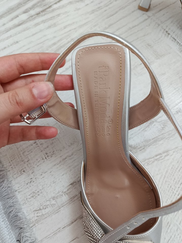 Gri Metalik Tokalı Topuklu Kadın Ayakkabı - Görsel 4