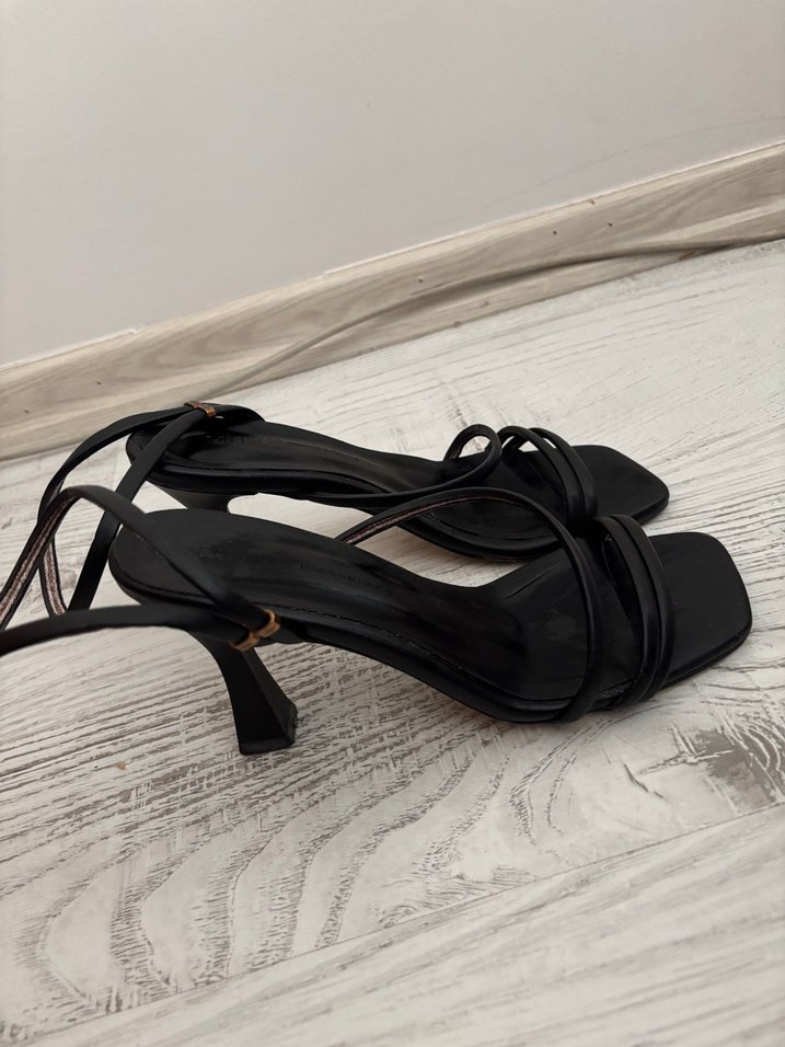 Siyah Yılan Desenli İnce Topuklu Kadın Sandalet - Görsel 2