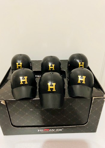 Beyaz H Harfli  Şapka Çakmak - Görsel 2