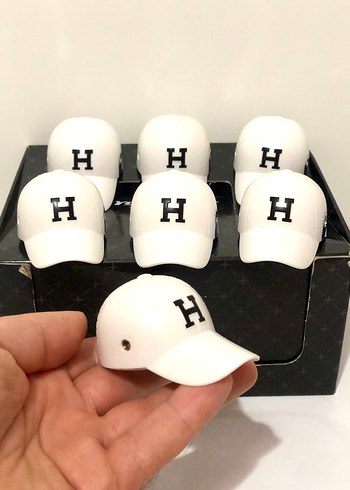 Beyaz H Harfli  Şapka Çakmak - Görsel 3