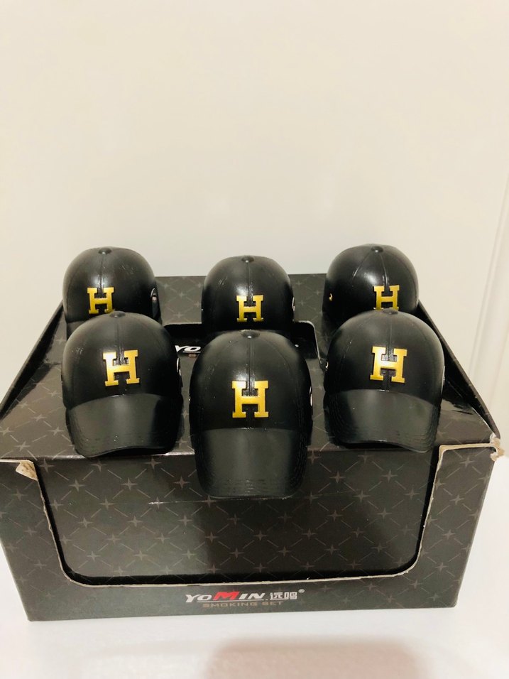 Beyaz H Harfli  Şapka Çakmak - Görsel 2