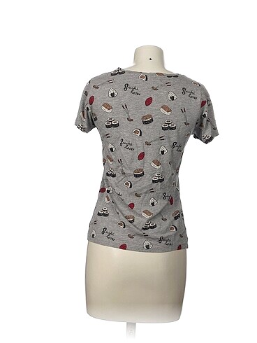 m Beden Pull and Bear T-shirt %70 İndirimli.