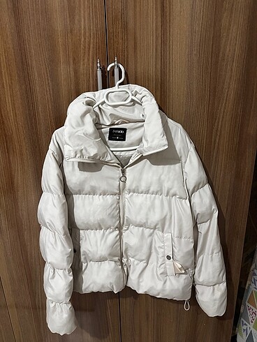 Beyaz şişme mont