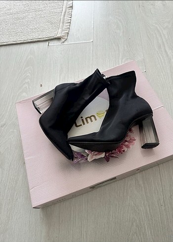 Siyah Baskılı Lastikli Stiletto Topuklu Bot