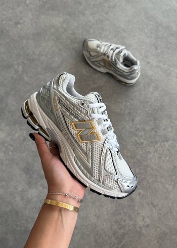 37 Beden New Balance 1906R White Silver Metallic Gold