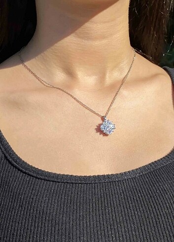 Beden Zirkon Taşlı Dönen Yonca Model Paslanmaz Çelik Kolye