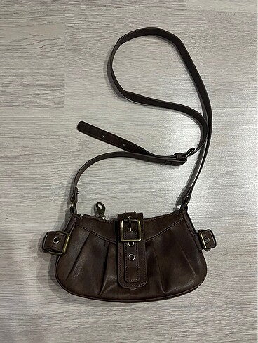 Stradivarius çapraz askılı tokalı çanta