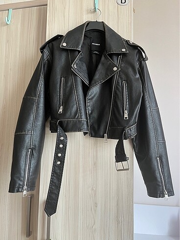 Pull and Bear Pull and bear distressed crop deri ceket