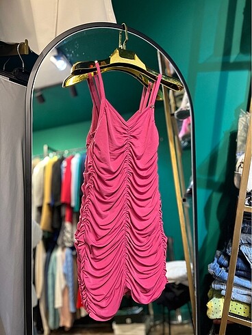 Pembe büzgülü elbise