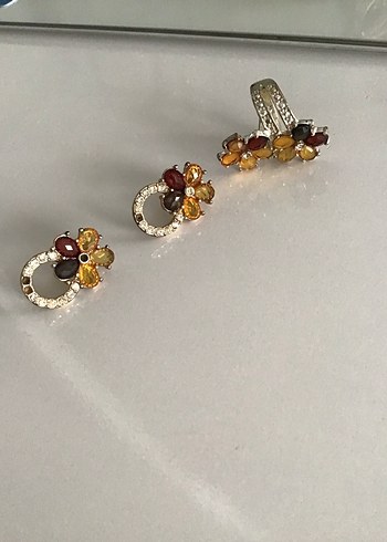 Avon Çiçek Desenli Çok Renkli Boncuklu Kadın Yüzük ve küpe seti