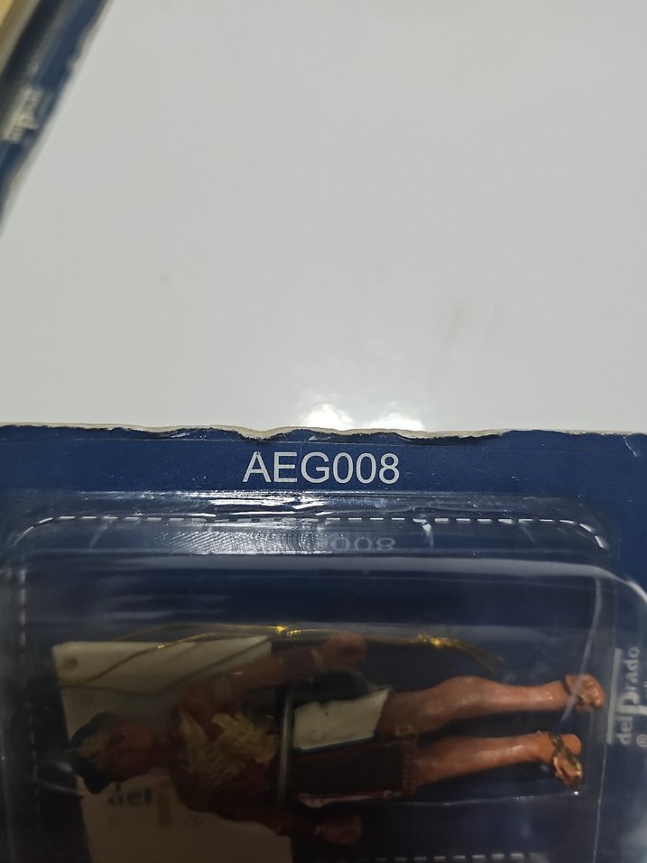 Altın Renkli Karanlık Temalı Aksiyon Figürü - Görsel 3