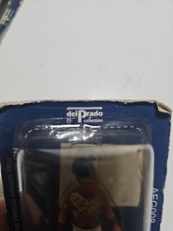 Altın Renkli Karanlık Temalı Aksiyon Figürü - Görsel 2