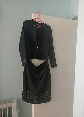 Siyah blazer ceket ve kalem etek takım