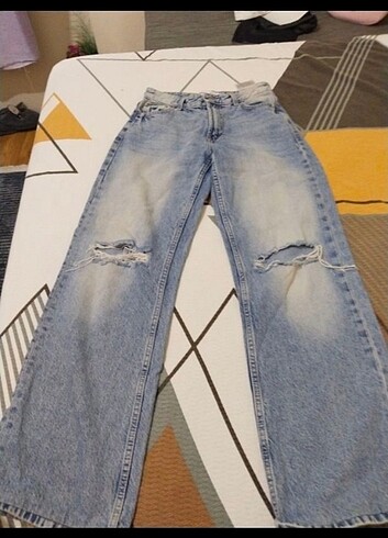 Kadın yırtık jeans