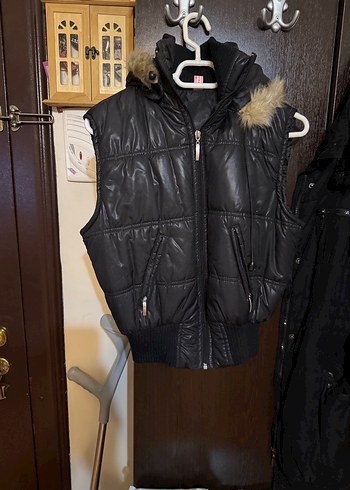 Siyah Kapüşonlu Kürklü Kısa Kadın Yelek - Görsel 2