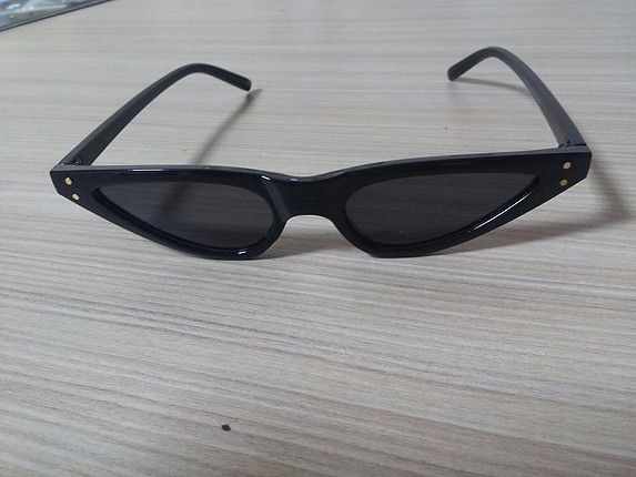 cat model güneş gözlüğü