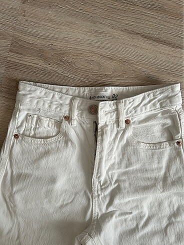 32 Beden beyaz Renk d98 stradivarius jean