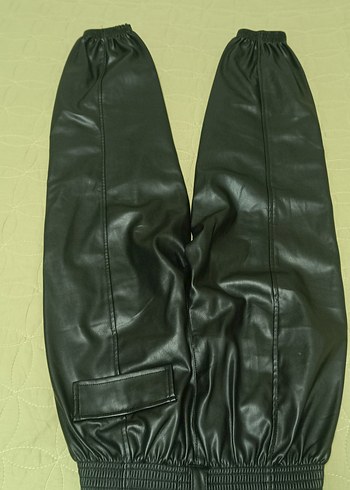 Kadın Siyah Deri Bel Detaylı Bol Paça Pantolon - Görsel 2