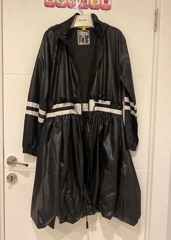 Siyah Uzun Belden Bağlamalı Yağmurluk - Görsel 2