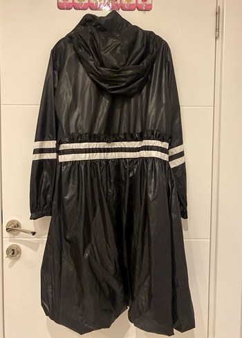 Siyah Uzun Belden Bağlamalı Yağmurluk - Görsel 4