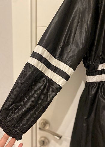 Siyah Uzun Belden Bağlamalı Yağmurluk - Görsel 3