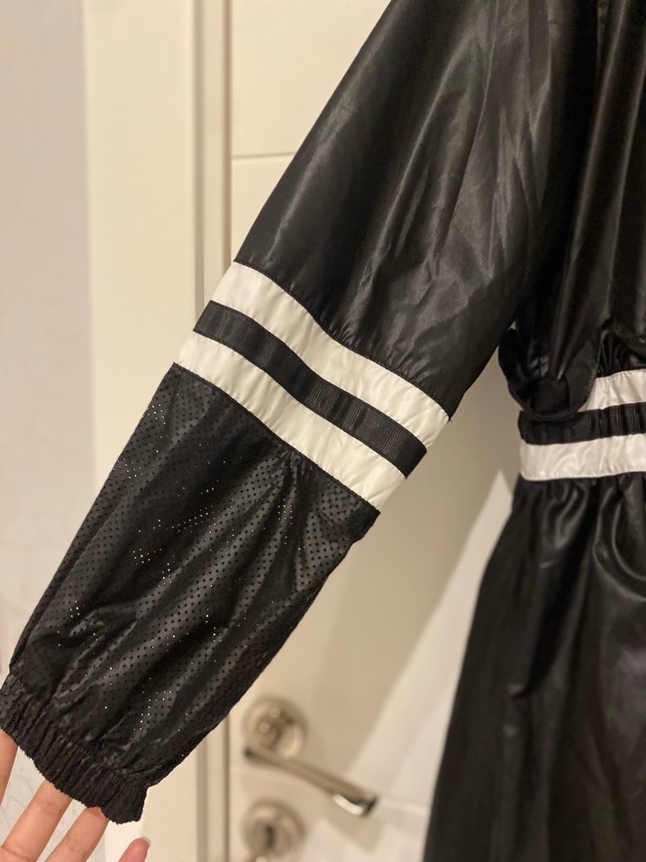 Siyah Uzun Belden Bağlamalı Yağmurluk - Görsel 3