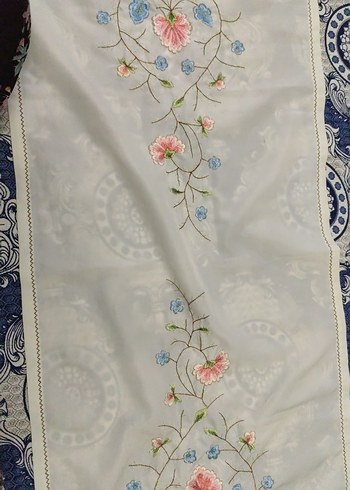 Nakışlı Beyaz Masa Örtüsü - Görsel 4