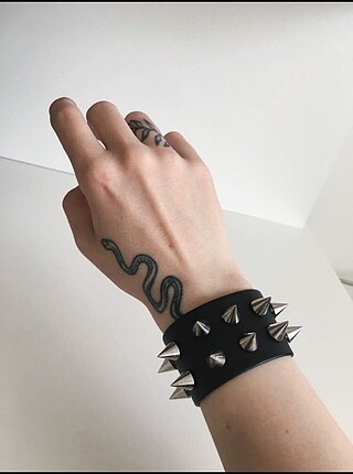 Gothic dikenli deri bileklik