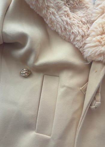 Peluş Detaylı Bej Kadın Midi Kaban - Görsel 3