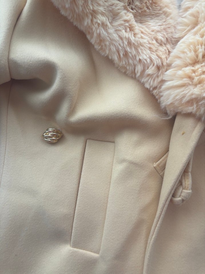 Peluş Detaylı Bej Kadın Midi Kaban - Görsel 3