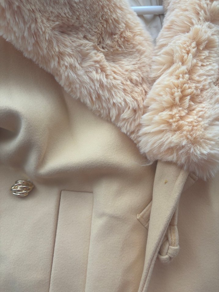 Peluş Detaylı Bej Kadın Midi Kaban - Görsel 2