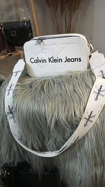 Calvin Klein canta