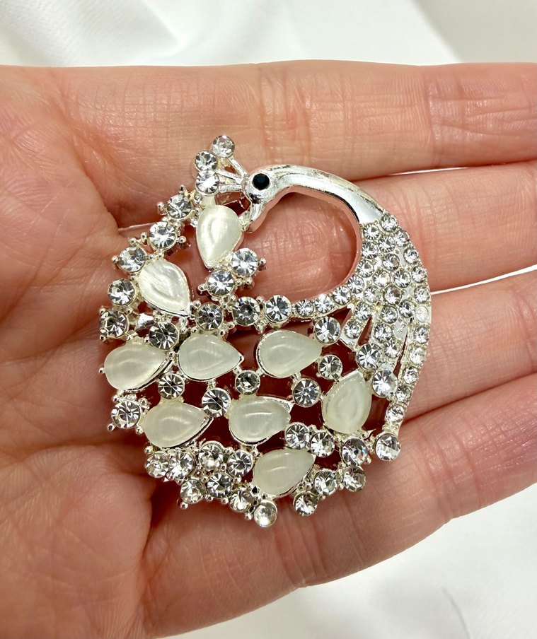 Zarif Beyaz Taşlı Tavus Kuşu Broş - Görsel 2