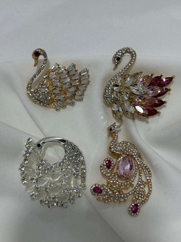 Zarif Beyaz Taşlı Tavus Kuşu Broş - Görsel 4