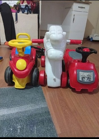 Renkli Kırmızı Oyuncak Arabalar Seti