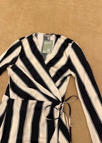 H&M kruvaze Uzun Kollu Beyaz Siyah Çizgili Saten Elbise - Görsel 4